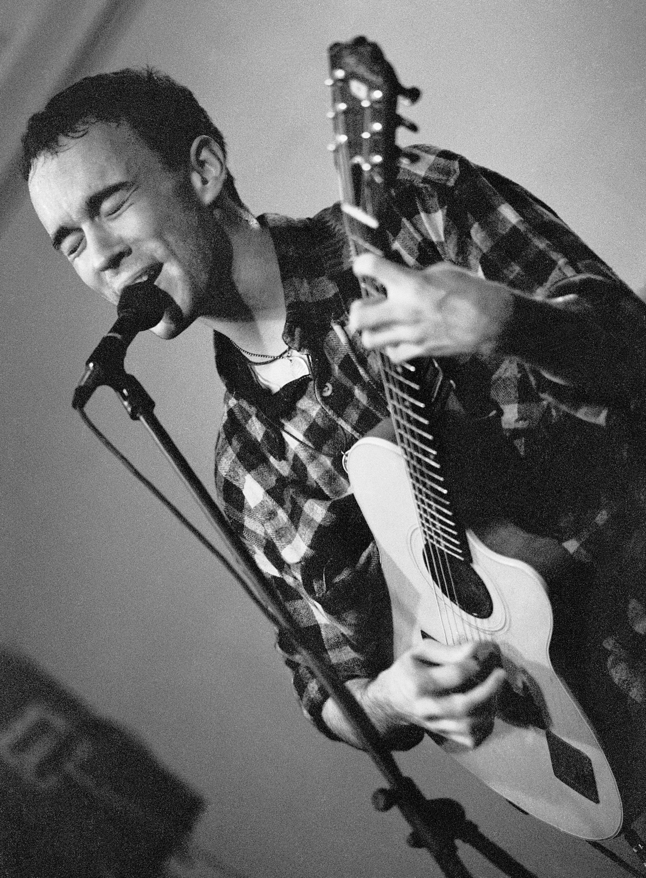 Dave Matthews performing at Rockefeller’s in Houston, photographed by George Craig